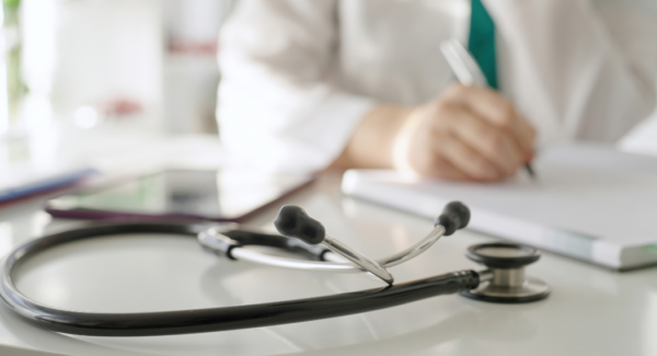 docteur qui ecrit sur un carnet